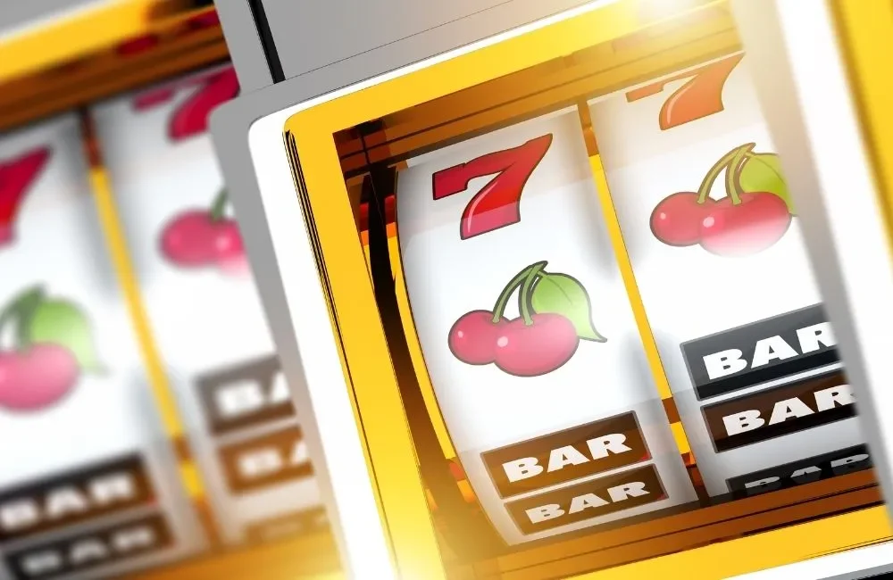 老虎機轉輪符號示意圖，顯示經典水果與 BAR 組合