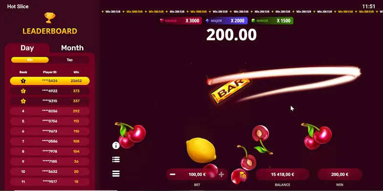 賀禮翁「HOT Slice」遊戲實機遊玩畫面，左側展示每日排行榜 (Leaderboard)，右側為切開的櫻桃、檸檬符號、BAR 符號與操作介面。